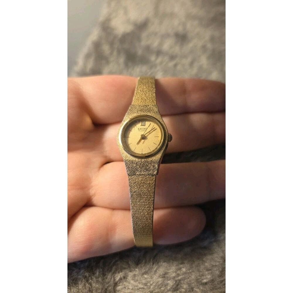 Seiko Quartz Vintage Women's Gold Tone Analog Bracelet Watch Stick/Roman Dial